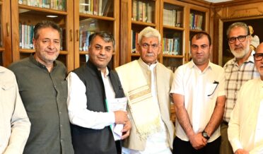 کشمیر چیمبر آف کامرس اینڈ انڈسٹری کے وفد نے لیفٹیننٹ گورنر جناب منوج سنہا سے ملاقات کی