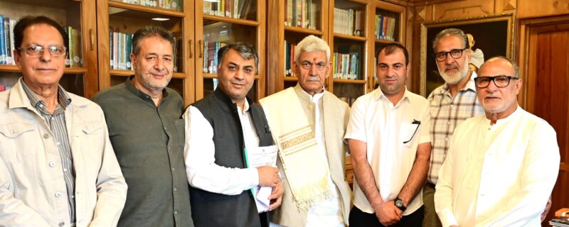 کشمیر چیمبر آف کامرس اینڈ انڈسٹری کے وفد نے لیفٹیننٹ گورنر جناب منوج سنہا سے ملاقات کی