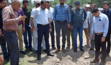 صوبائی کمشنر جموں کا سب ڈویژن مینڈھر میں گولہ باری سے متاثرہ علاقوں کا دورہ