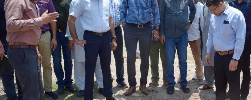 صوبائی کمشنر جموں کا سب ڈویژن مینڈھر میں گولہ باری سے متاثرہ علاقوں کا دورہ