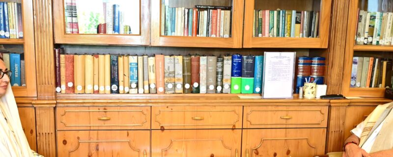 ڈاکٹر درخشاں اندرابی، چیئرپرسن، جموں و کشمیر وقف بورڈ نے لیفٹیننٹ گورنر جناب منوج سنہا سے ملاقات کی