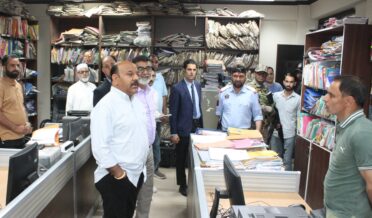 نائب وزیر اعلیٰ کا صنعت گھر بمنہ میں سرکاری دفاتر کا اَچانک دورہ