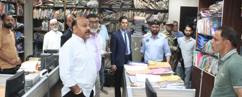 نائب وزیر اعلیٰ کا صنعت گھر بمنہ میں سرکاری دفاتر کا اَچانک دورہ
