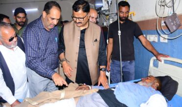 جاوید احمد رانا کا جی ایم سی راجوری کا دورہ کر کے گھنی بس حادثے کے زخمیوں کی عیادت کی