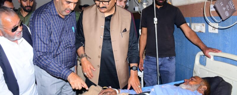 جاوید احمد رانا کا جی ایم سی راجوری کا دورہ کر کے گھنی بس حادثے کے زخمیوں کی عیادت کی