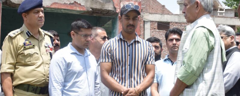 لیفٹیننٹ گورنر منوج سِنہا نے پاکستان کی بلا اشتعال گولہ باری سے متاثرین کے قریبی لواحقین کو سرکاری ملازمت دینے کا اعلان کیا