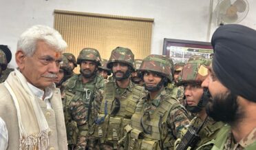 لفٹینٹ گورنر نے اوڑی کا دورہ کیا ، بارہمولہ میں فوجیوں کے ساتھ بات چیت کی