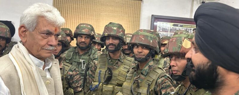 لفٹینٹ گورنر نے اوڑی کا دورہ کیا ، بارہمولہ میں فوجیوں کے ساتھ بات چیت کی