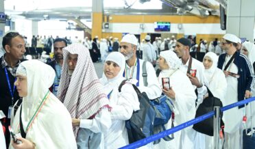 لبیک الھٰم لبیک لاشریک لک لبیک کی فلک شفاف صدائوں کے بیچ