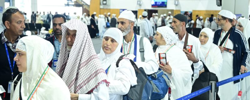 لبیک الھٰم لبیک لاشریک لک لبیک کی فلک شفاف صدائوں کے بیچ