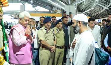 لیفٹیننٹ گورنر نے سری نگر اِنٹرنیشنل ائیر پورٹ سے جموںوکشمیر کے عازمین حج کے پہلے قافلے کو روانہ کیا