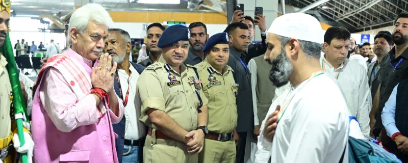 لیفٹیننٹ گورنر نے سری نگر اِنٹرنیشنل ائیر پورٹ سے جموںوکشمیر کے عازمین حج کے پہلے قافلے کو روانہ کیا
