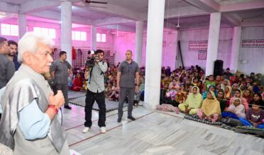 لیفٹیننٹ گورنرکا صاحب بندگی آشرم مشریلوالہ میں شیلٹر اینڈ لاجمنٹ سینٹر کا دورہ