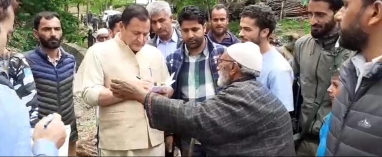 جاوید احمد ڈار نے رفیع آباد حلقہ کا دورہ کر کے ترقیاتی کاموں کا جائزہ لیا