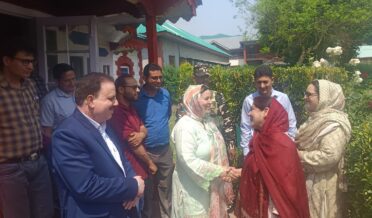 سکینہ اِیتو نے شہید ہمایوں مزّمل میموریل جی ڈِی سی بوائز اننت ناگ کا اَچانک معائینہ کیا