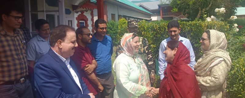 سکینہ اِیتو نے شہید ہمایوں مزّمل میموریل جی ڈِی سی بوائز اننت ناگ کا اَچانک معائینہ کیا