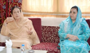 سکینہ اِیتو کا مادری مہربان ویلفیئر اِنسٹی چیوٹ سری نگر کا دورہ کر کے اس کے کام کاج کا جائزہ لیا