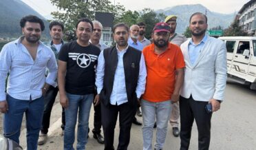 ستیش شرما نے پہلگام کا دورہ کیا اور ٹیکسی آپریٹروں سے ملاقات کی