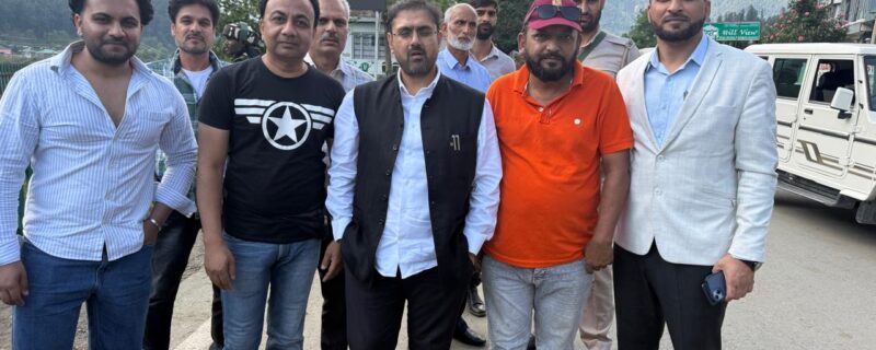 ستیش شرما نے پہلگام کا دورہ کیا اور ٹیکسی آپریٹروں سے ملاقات کی