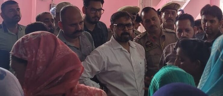 ستیش شرما نے مشریوالہ میںپر گوال کے بے گھر اَفراد سے ملاقات کی