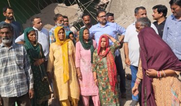 ستیش شرما نے گولہ باری سے متاثرہ دیہات کا دورہ کیا