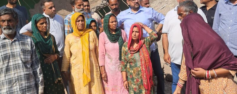 ستیش شرما نے گولہ باری سے متاثرہ دیہات کا دورہ کیا