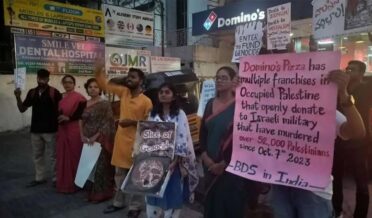فلسطین کے ساتھ اظہار یکجہتی کے لیے ہندوستان بھر میں ڈومینو کے آؤٹ لیٹس کے باہر احتجاجی مظاہرے کیے گئے