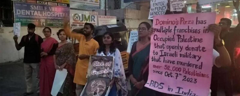 فلسطین کے ساتھ اظہار یکجہتی کے لیے ہندوستان بھر میں ڈومینو کے آؤٹ لیٹس کے باہر احتجاجی مظاہرے کیے گئے
