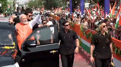 ودودرا میں مودی کا روڈ شو، کرنل صوفیہ کے کنبہ نے پھولوں سے کیا استقبال، داہود میں الیکٹرک انجنوں کو ہری جھنڈی