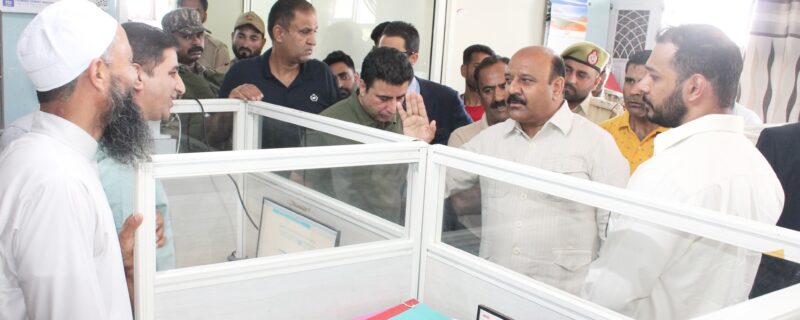 نائب وزیر اعلیٰ کا سری نگر میں لیبر کمشنر آفس کا اَچانک دورہ