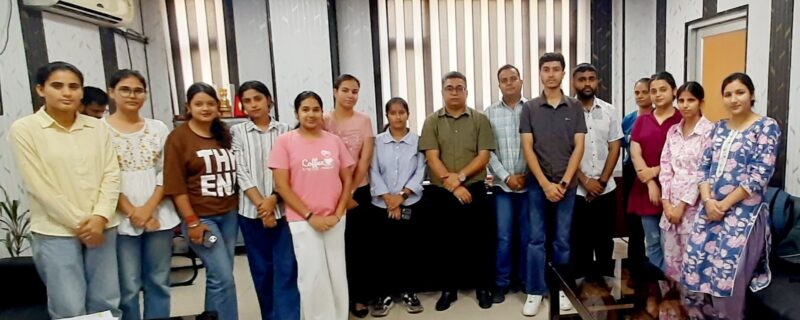 آئی ایم سی ایس ڈی انٹرنز نے جوائینٹ ڈائریکٹر انفارمیشن جموں سے بات چیت کی