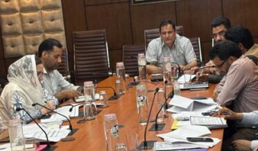 جاوید احمد ڈار نے جی ایم سی بارہمولہ رفیع آباد اور سوپور کے طبی مراکز کا جائزہ لیا