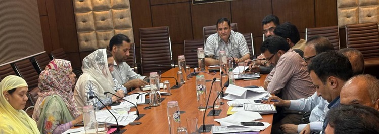 جاوید احمد ڈار نے جی ایم سی بارہمولہ رفیع آباد اور سوپور کے طبی مراکز کا جائزہ لیا