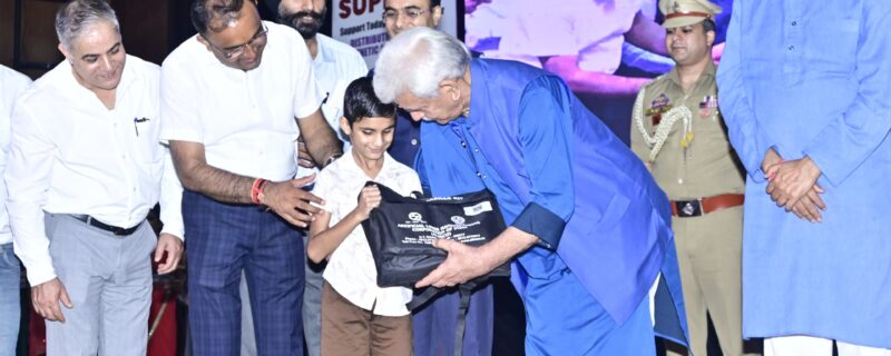 لیفٹیننٹ گورنر نے جموں میں دیویانگ جن کیلئے اِمدادی سامان و آلات کی بڑے پیمانے پر تقسیم مہم کا اِفتتاح کیا