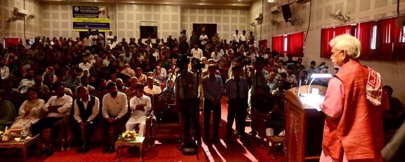 لیفٹیننٹ گورنر نے ان کشمیریوں کے اہل خانہ سے ملاقات کی