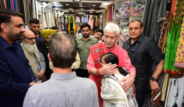 لیفٹیننٹ گورنر نے لال چوک کا دورہ کیا اور تاجروںسے ملاقات کرکے مسائل پر بات چیت کی