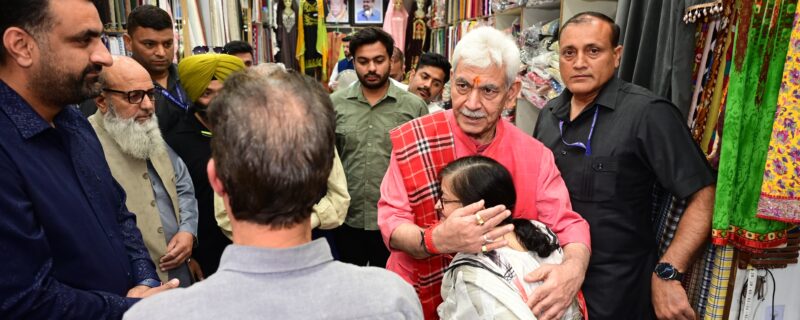 لیفٹیننٹ گورنر نے لال چوک کا دورہ کیا اور تاجروںسے ملاقات کرکے مسائل پر بات چیت کی