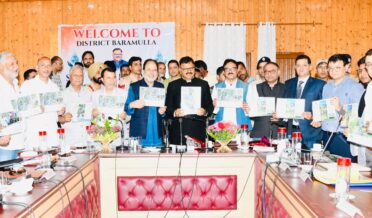 جاوید احمد رانا نے بارہمولہ میں ایکوپارکس پر معلوماتی کتابچہ جاری کیا