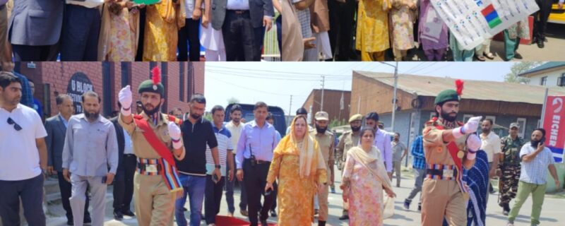 سکینہ اِیتو نے کشمیر کے پانچ کالجوں کیلئے بسیں وقف کیں