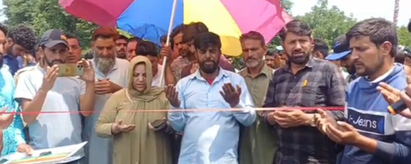 سکینہ اِیتو نے کولگام میں شہید ولی محمد اِیتو میموریل کرکٹ ٹورنامنٹ کا اِفتتاح کیا