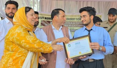 سکینہ ایتو نے گلمرگ حلقہ کے متعدد علاقوں کا دورہ کیا