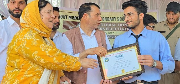 سکینہ ایتو نے گلمرگ حلقہ کے متعدد علاقوں کا دورہ کیا