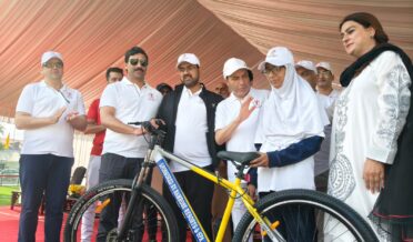 سرینگر میں ’’سائیکلوتھن ۔ پیڈل فار پیس ‘‘ میں ایک ہزار سے زیادہ سائیکل سوار نے حصہ لیا