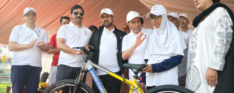 سرینگر میں ’’سائیکلوتھن ۔ پیڈل فار پیس ‘‘ میں ایک ہزار سے زیادہ سائیکل سوار نے حصہ لیا