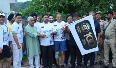 ستیش شرما نے جموں یونیورسٹی میں ’اَمن و اِختراع کی دوڑ‘کوہری جھنڈی دِکھاکر روانہ کیا