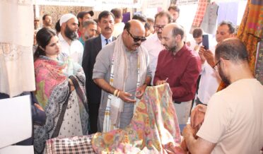 سریندر چودھری نے کشمیر ہاٹ میں ہتھ کارگھا میلے کا افتتاح کیا