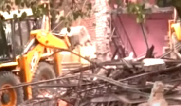 دہلی: اشوک وِہار میں پھر بلڈوزر کارروائی، کئی جھگیاں گرائی گئیں، کثیر تعداد میں پولیس فورس تعینات