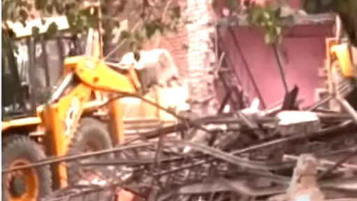 دہلی: اشوک وِہار میں پھر بلڈوزر کارروائی، کئی جھگیاں گرائی گئیں، کثیر تعداد میں پولیس فورس تعینات