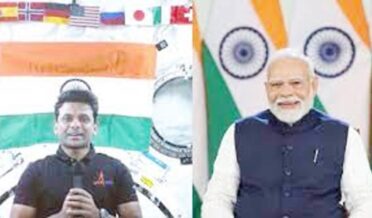 وزیر اعظم مودی کی شوبھانشو شکلا سے بات