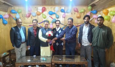 اشتیاق بیگ سینئر فارماسسٹ کو ان کی ریٹائرمنٹ پر خراجِ تحسین